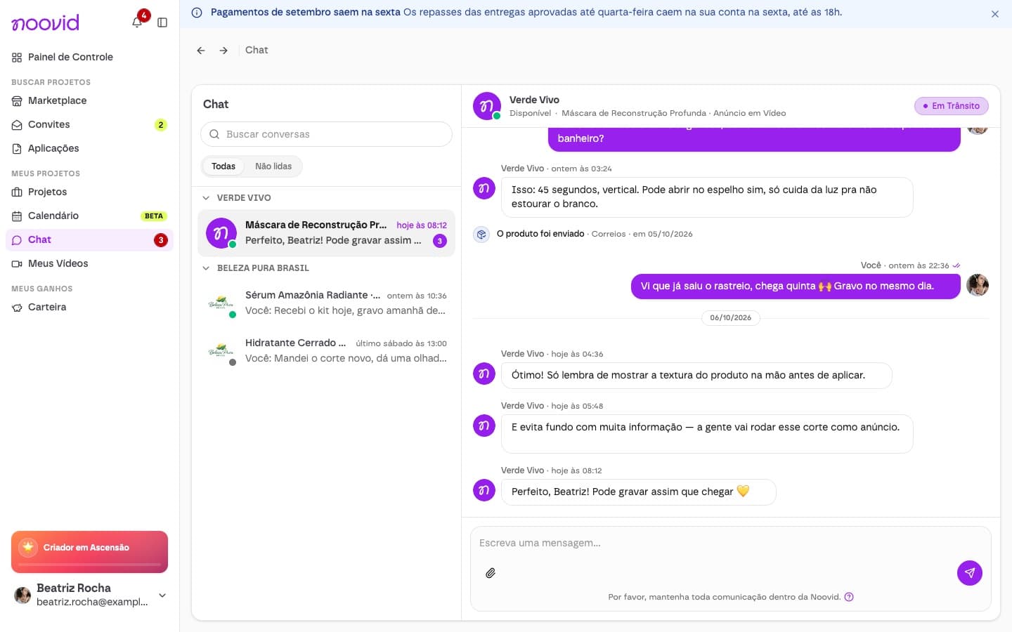 A página Chat com a lista de conversas por marca à esquerda e a conversa aberta com a marca à direita