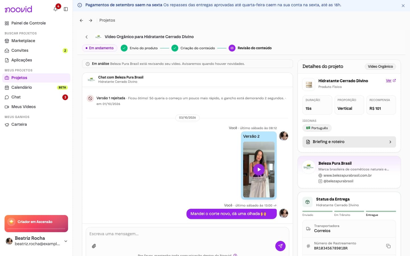 A página do projeto na etapa Revisão do conteúdo, com o feedback da marca sobre a versão 1 e a versão 2 enviada no chat